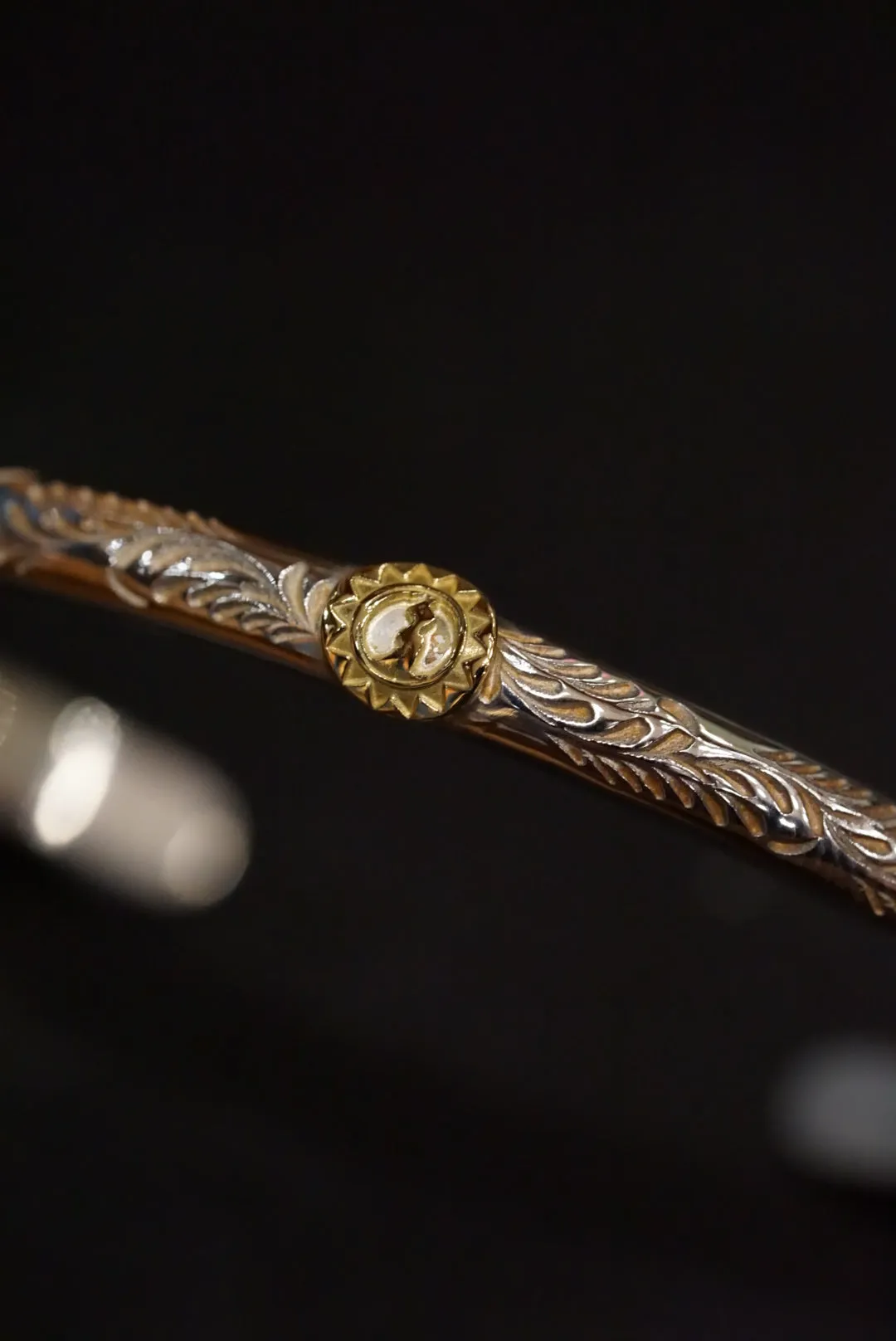 18K Gold Point Arabesque Bangle