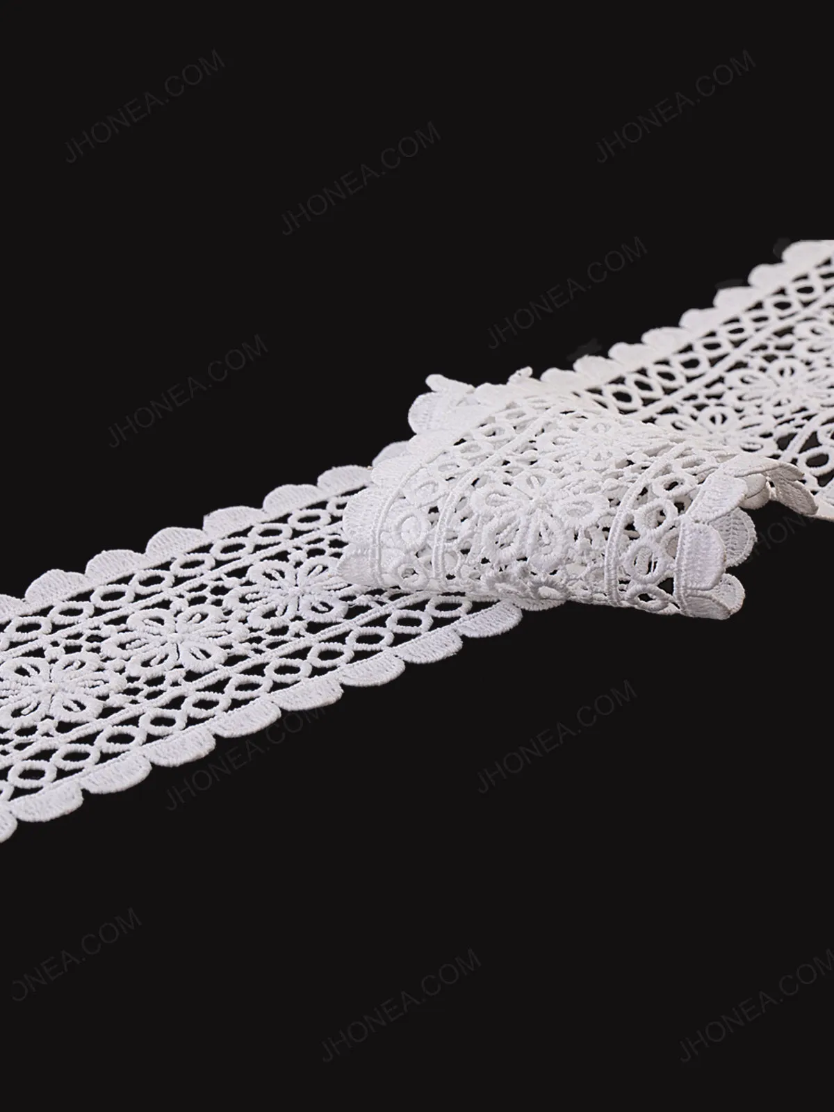 Decorative Scalloped Edges White Guipure Lace Trim